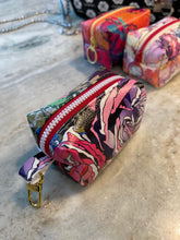 Load image into Gallery viewer, Small Pouch Roses with white zipper
